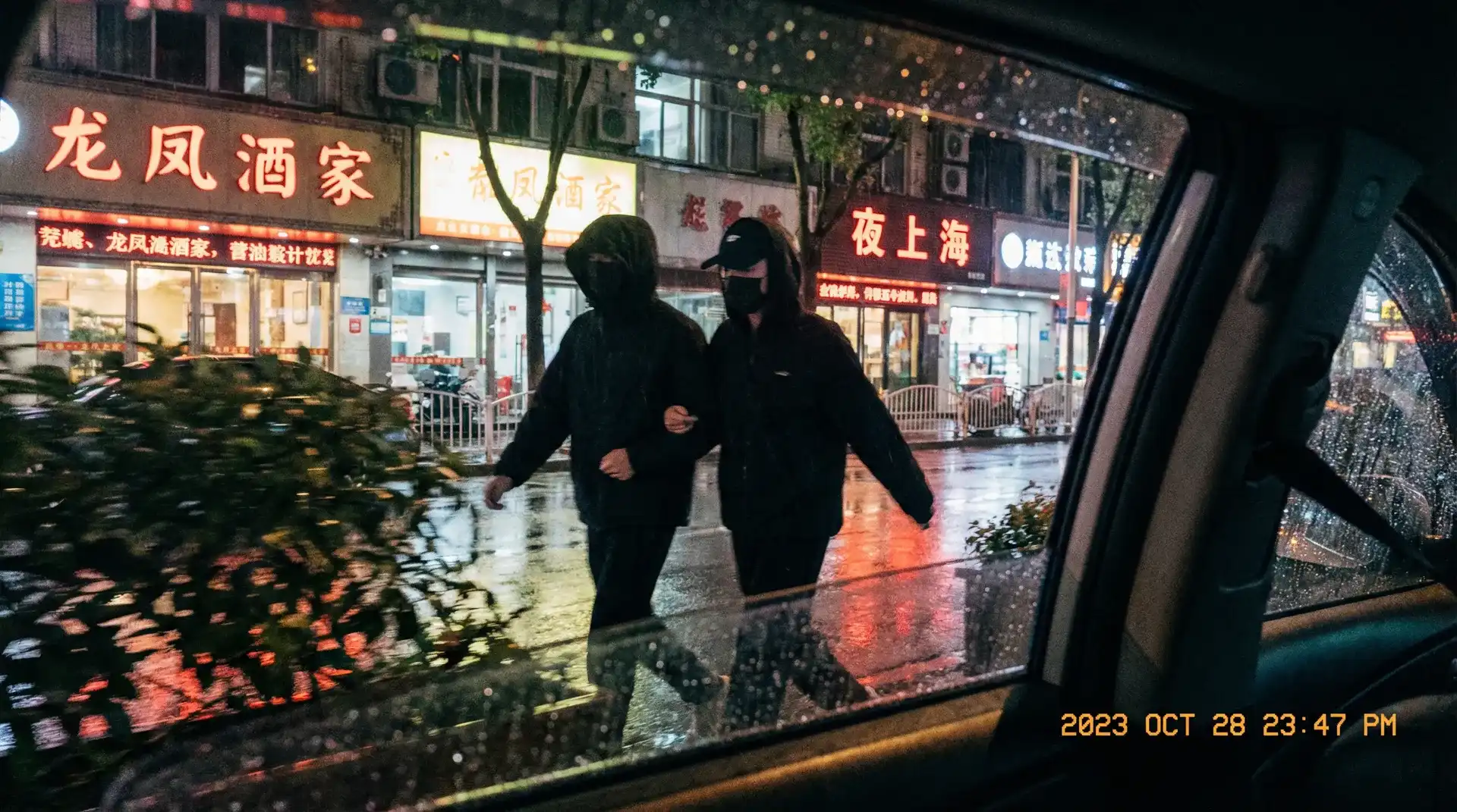 羞羞漫画sss入口 - 顶流明星深夜密会现场抓拍照片